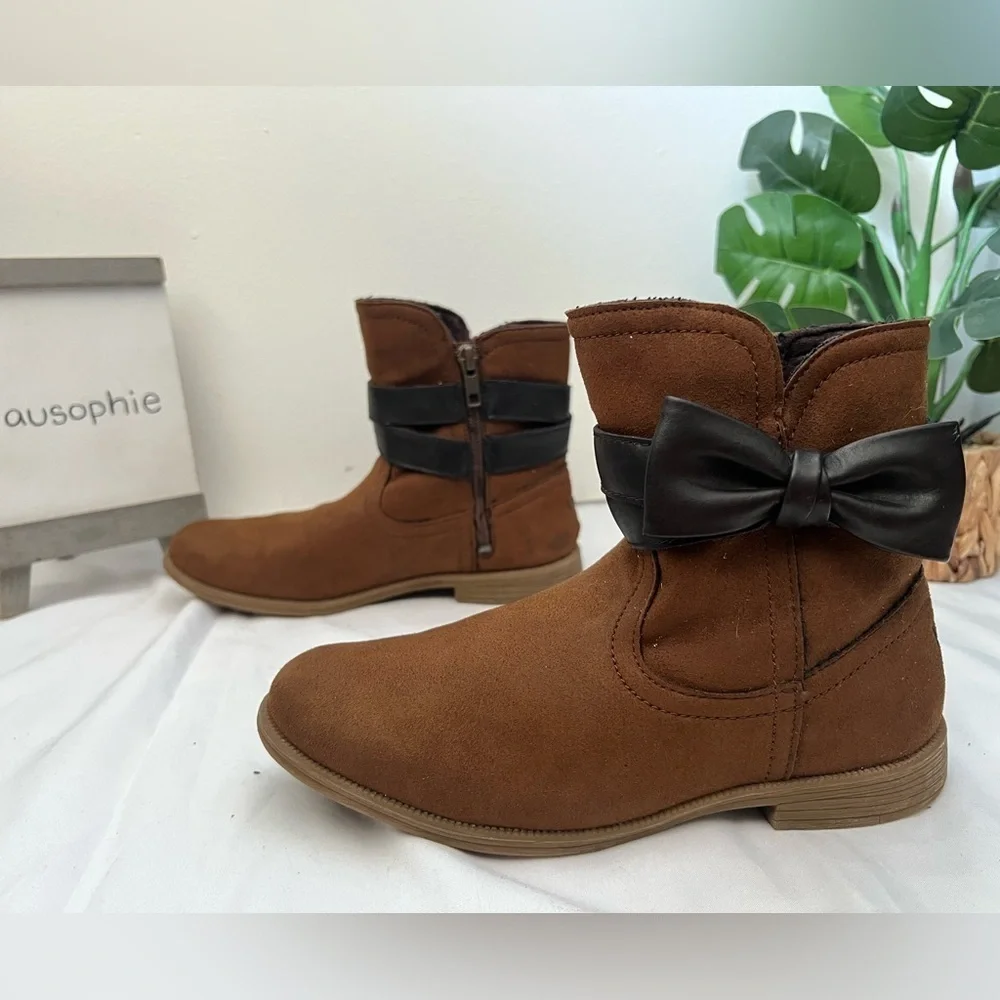Ugg Joanie bow ankle boot for kids in cognac and dark brown. Size 3